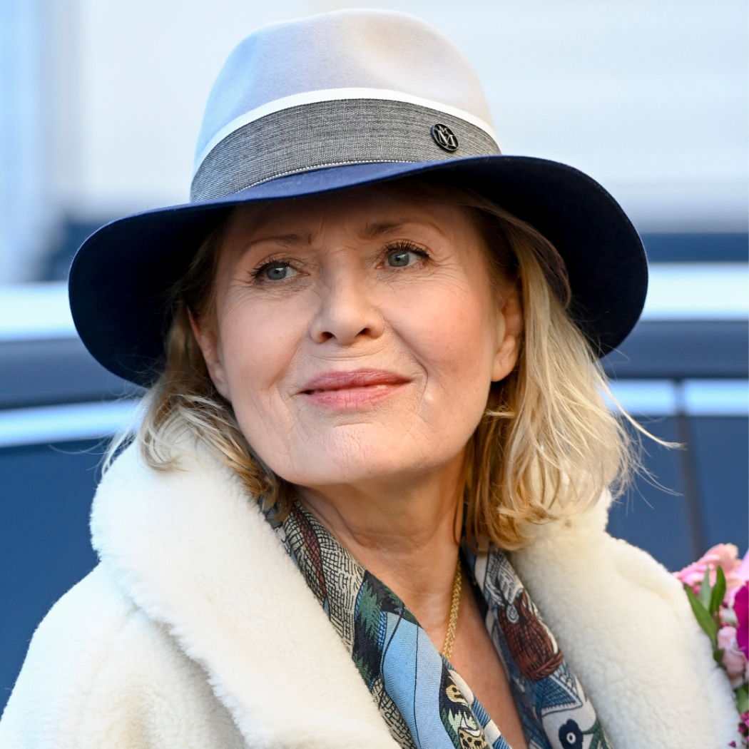 Grażyna Szapołowska nosi modną kurtkę z futerkiem. Ten model upolujesz na Black Friday